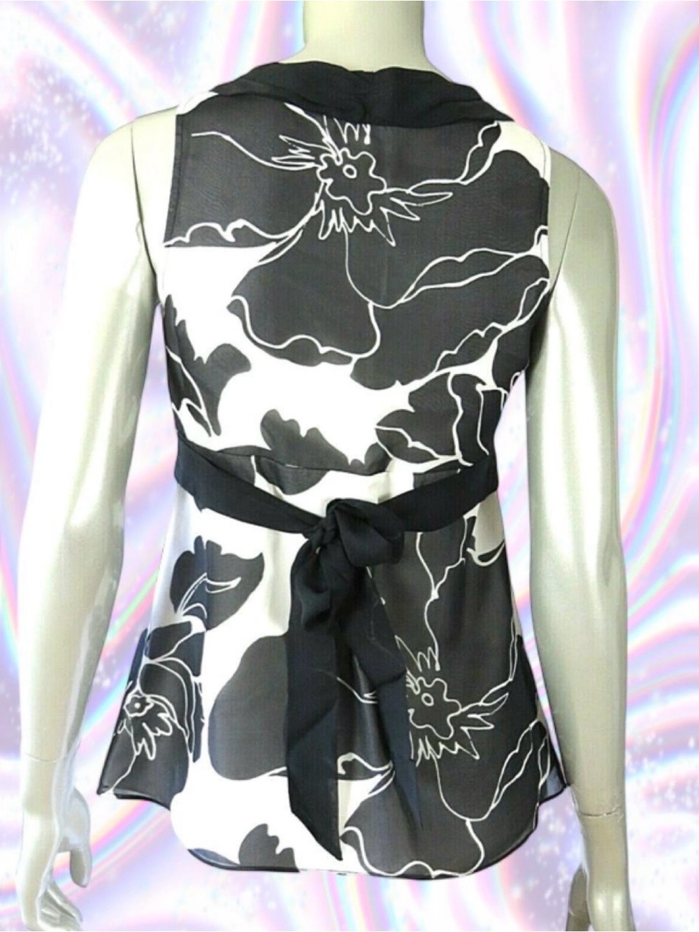 White & Black Floral V-Neck Sleeveless Top by White House Black Market - Picture 7 of 8